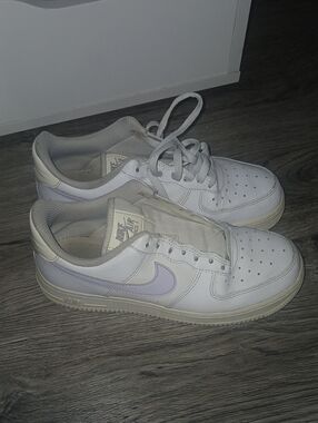 Womens Nike Low-Top Sneakers in White with Light Purple Swoosh
